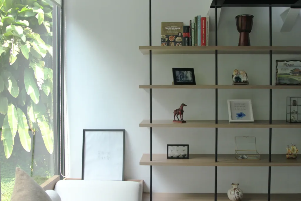 VO Residence — Open shelving against the garden window